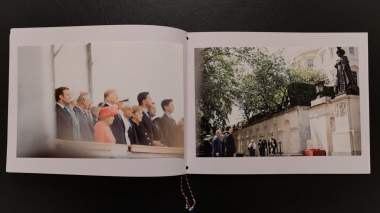 les photographies de l'album offert à Charles III par Emmanuel Macron