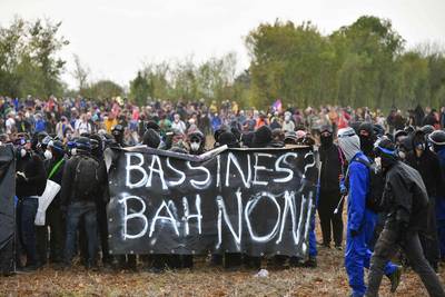 61 gendarmes et 30 manifestants blessés lors de la manif contre les “mégabassines” en France