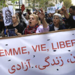 À Paris, des milliers de personnes manifestent contre la répression en Iran