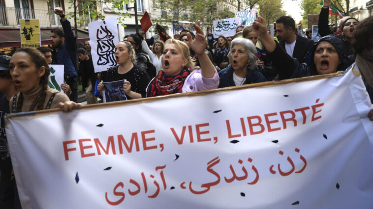 À Paris, des milliers de personnes manifestent contre la répression en Iran