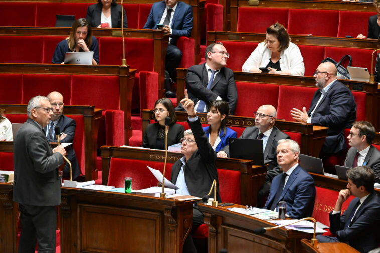 A l’Assemblée, l’attaque en règle des symboles du macronisme se poursuit