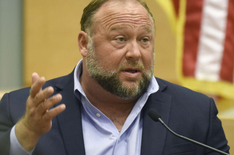 Alex Jones, figure du complotisme aux Etats-Unis, condamné à verser près d’un milliard de dollars à des familles de victimes de la tuerie de Sandy Hook