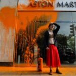 Après Van Gogh, des activistes écologistes s'attaquent à une concession Aston Martin à Londres