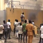 Au Burkina Faso, la junte appelle au calme, la France dénonce « des atteintes graves à la sécurité » de ses institutions