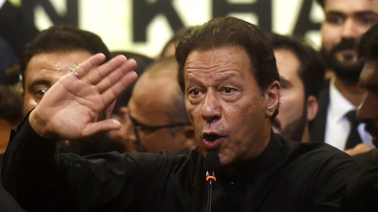 Au Pakistan, l'ex-Premier ministre Imran Khan privé d'élection pendant cinq ans