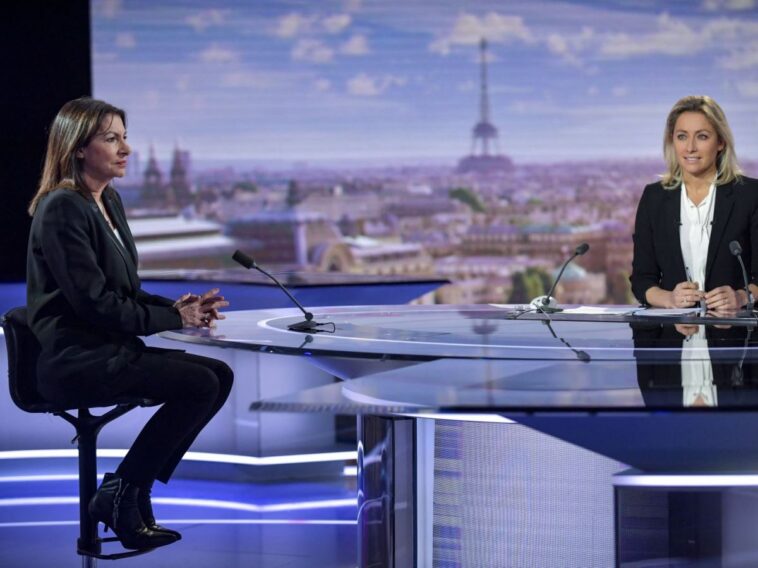 Anne-Sophie Lapix et Anne Hidalgo sur France 2, le 25 janvier 2022.