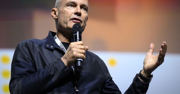 Bertrand Piccard va repartir faire un tour du monde en zeppelin solaire - rts.ch