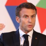 Bonus écologique, bornes de recharge… Macron veut "rendre la voiture électrique accessible à tous"