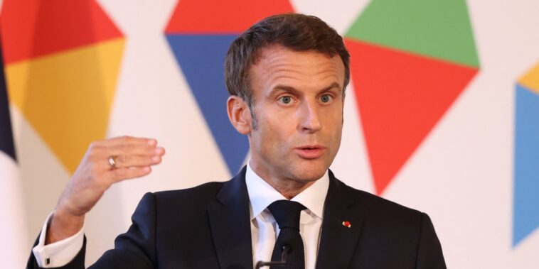 Bonus écologique, bornes de recharge… Macron veut "rendre la voiture électrique accessible à tous"