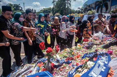 Bousculade meurtière dans un stade de foot en Indonésie: une minute de silence avant les matches européens cette semaine