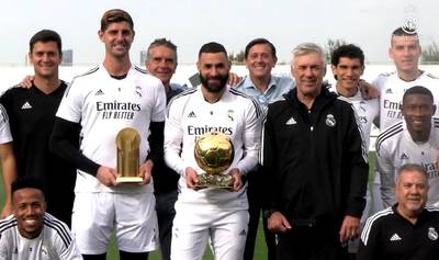 Courtois et Benzema exhibent leurs trophées à l'entraînement du Real Madrid