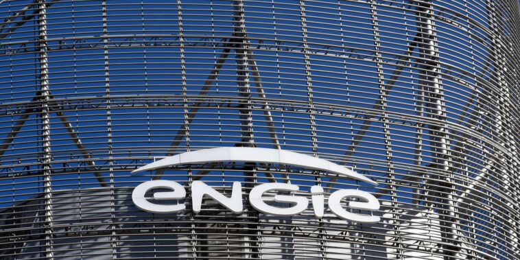 Des jeunes de la Nupes déversent des centaines de factures au siège d'Engie