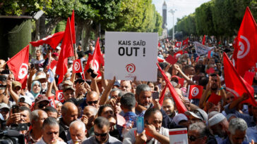 Des milliers de Tunisiens manifestent contre le président Kaïs Saïed et la crise économique