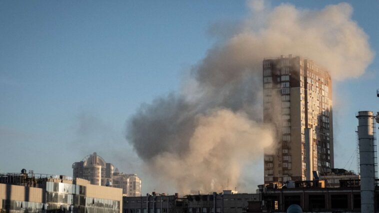 EN DIRECT - Attaques sur Kiev: un mort et trois blessés après des frappes sur un immeuble résidentiel