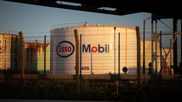 EN DIRECT - Pénuries de carburant: la réquisition des personnels d'ExxonMobil a commencé