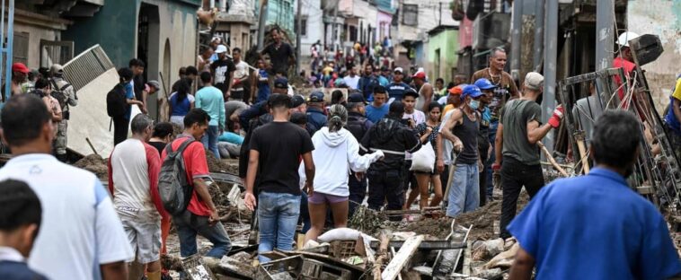 EN IMAGES | Venezuela : 22 morts et plus de 50 disparus dans un glissement de terrain