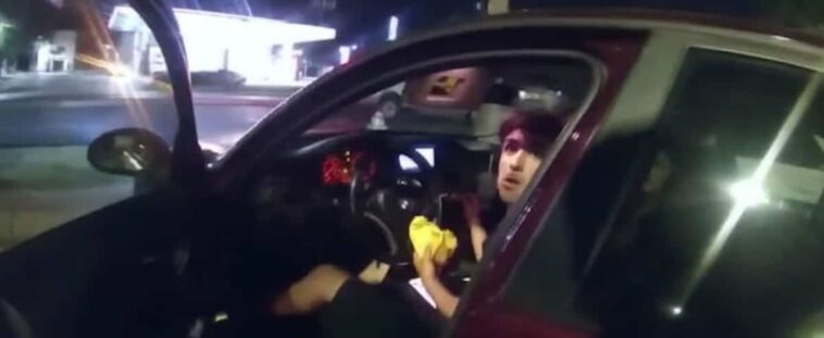 [EN VIDÉO] Un policier tire sur un ado qui mange un hamburger