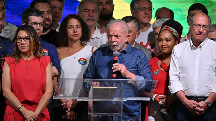 Élu président du Brésil, Lula prône "la paix et l'union" après sa courte victoire face à Bolsonaro