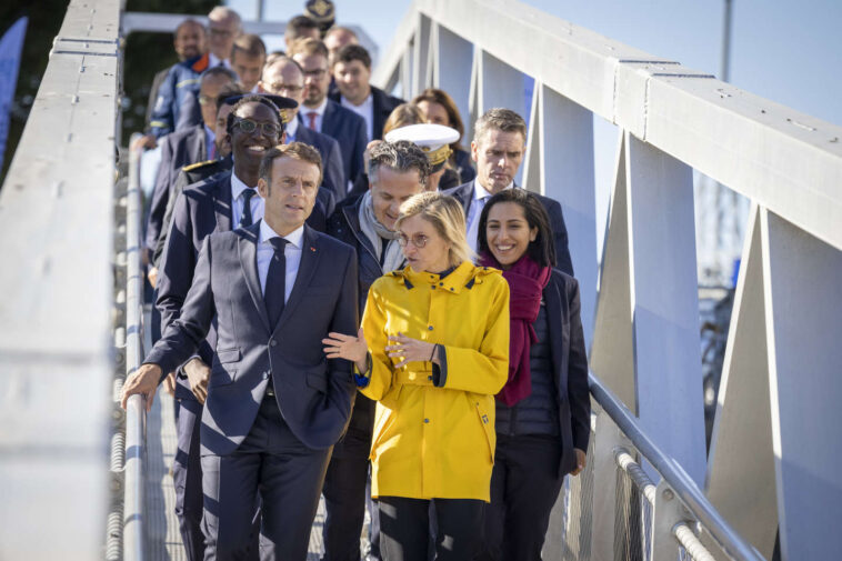 Emmanuel Macron prolonge le « quoi qu’il en coûte »