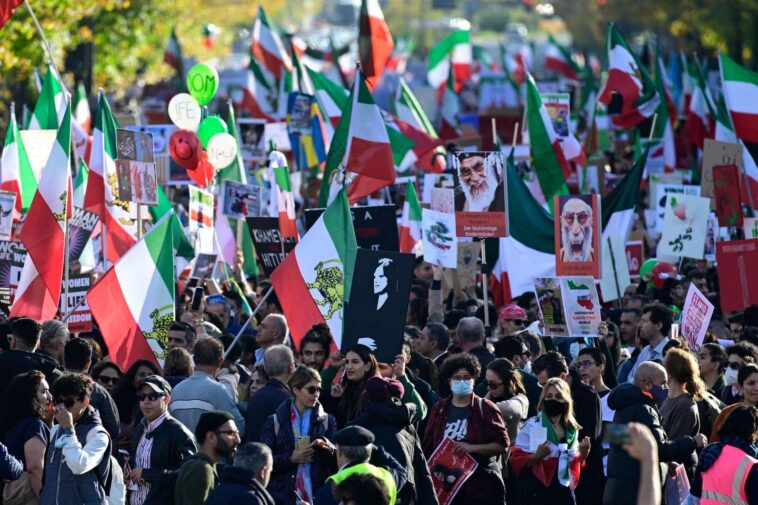 En Iran, le ministère de l’intérieur affirme que la mobilisation faiblit ; une manifestation de soutien rassemble 80 000 personnes à Berlin