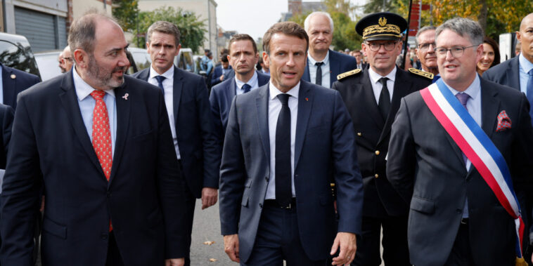 En déplacement en Mayenne, Emmanuel Macron promet une «vraie décentralisation»