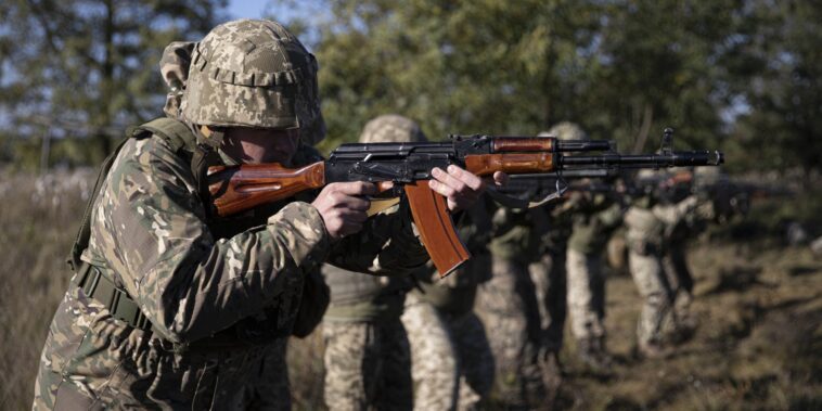 Face aux avancées des soldats ukrainiens, l'armée russe annonce évacuer prochainement Kherson