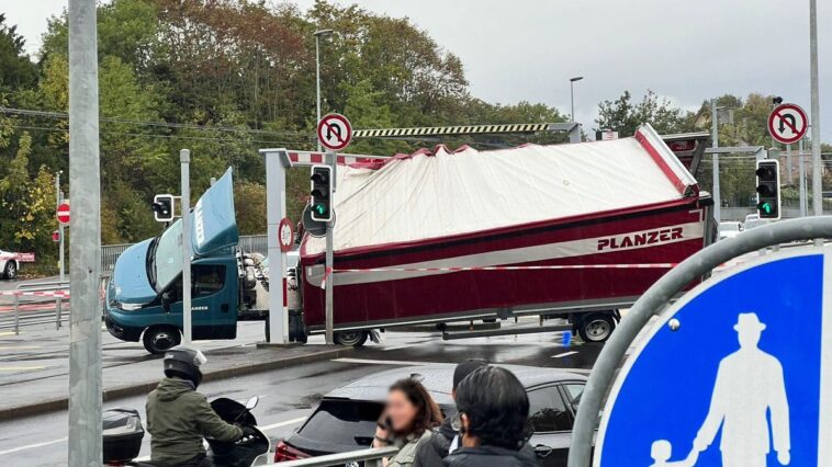 Genève: Camion couché sur la route et les rails TPG: chaos à Meyrin