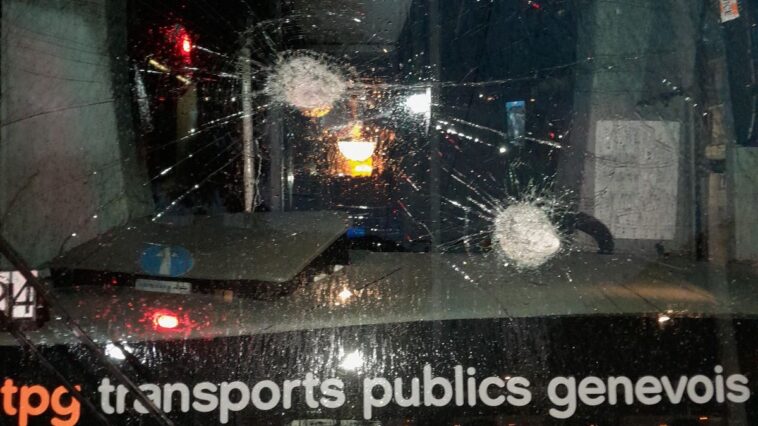 Genève: Fou furieux, il s’en prend à un bus puis à la police
