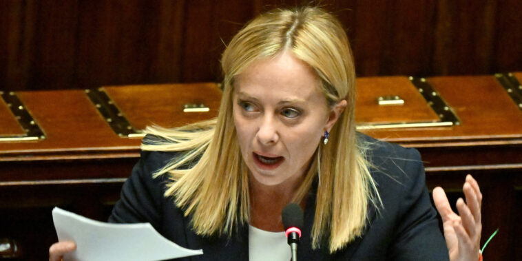 Giorgia Meloni dément être fasciste et ancre l'Italie dans l'UE et l'Otan