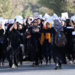 Inspirées par les manifestations en Iran, les femmes afghanes continuent le combat
