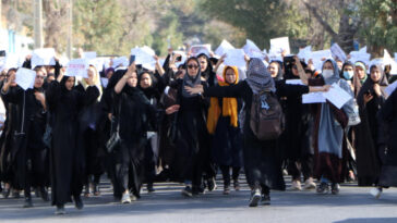 Inspirées par les manifestations en Iran, les femmes afghanes continuent le combat