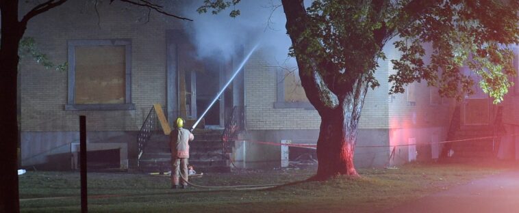 Itinérance: un bâtiment désaffecté ravagé par les flammes à Saint-Jérôme