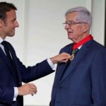 Jean-Pierre Chevènement décoré par Emmanuel Macron