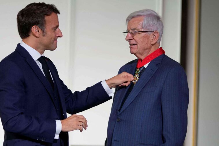 Jean-Pierre Chevènement décoré par Emmanuel Macron