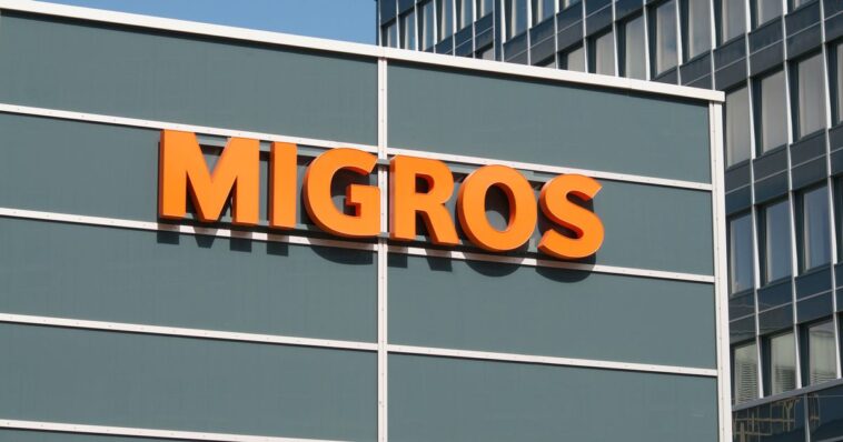 La Migros condamnée en première instance face à un producteur de lait - rts.ch