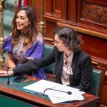 La députée Darya Safai et la ministre Hadja Lahbib se coupent une mèche de cheveux en soutien aux Iraniennes