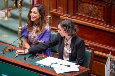 La députée Darya Safai et la ministre Hadja Lahbib se coupent une mèche de cheveux en soutien aux Iraniennes