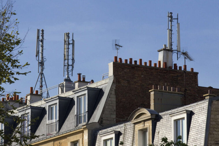 Le gouvernement surveille le risque d’écoutes depuis des toits de Paris après le rachat de 600 sites de télécommunications