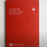 Le nouveau passeport suisse met à l'honneur les cours d'eau et les montagnes - rts.ch