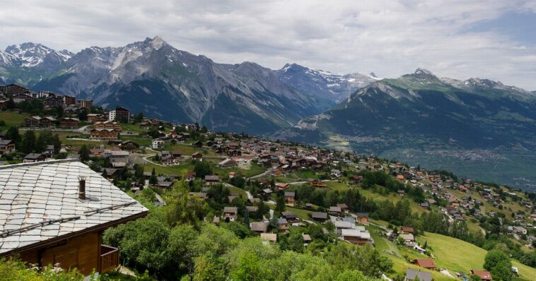 Les Suisses en montagne pour la saison automnale - rts.ch