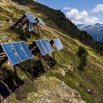 Les centrales solaires vont-elles pousser comme des champignons en haute montagne? - rts.ch