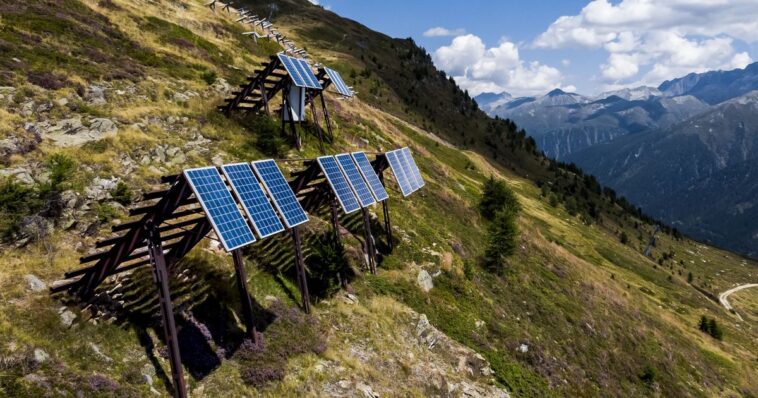 Les centrales solaires vont-elles pousser comme des champignons en haute montagne? - rts.ch