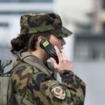 Les femmes pourraient compenser la baisse d'effectifs de l'armée - rts.ch