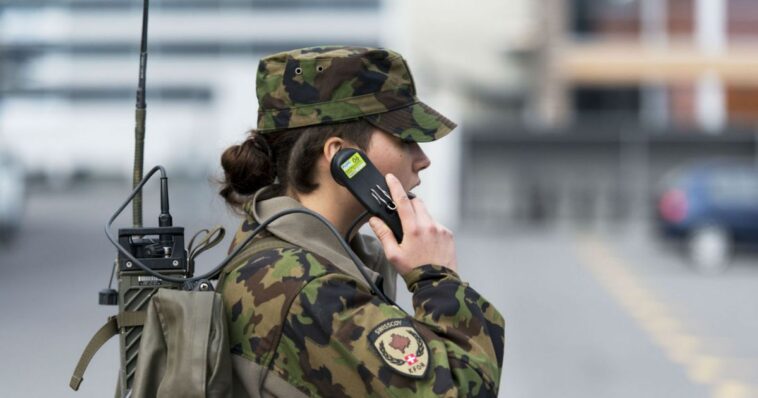 Les femmes pourraient compenser la baisse d'effectifs de l'armée - rts.ch