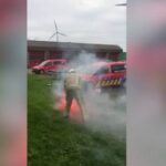 Les pompiers de Bruges s'entrainent à attraper des fumigènes dans le stade de football : “Nous ne voulons pas attendre que quelqu'un perde son doigt”