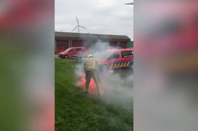 Les pompiers de Bruges s'entrainent à attraper des fumigènes dans le stade de football : “Nous ne voulons pas attendre que quelqu'un perde son doigt”