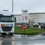 Les premiers camions de carburant quittent le dépôt TotalEnergies près de Dunkerque