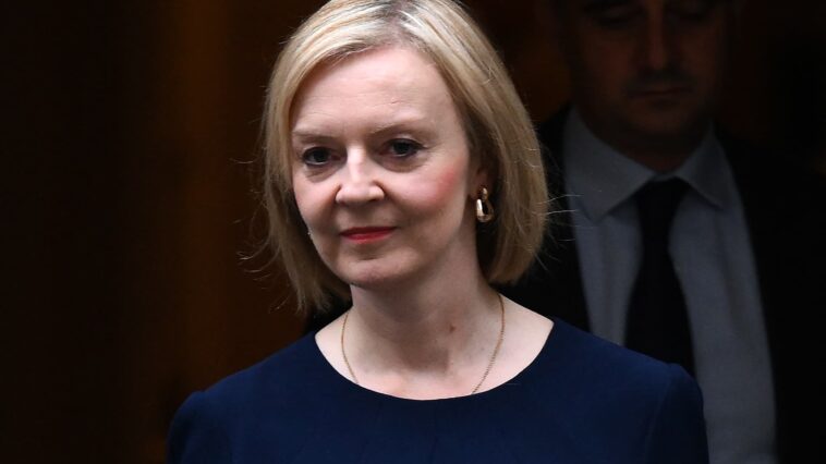 Liz Truss reconnait avoir mal "préparé le terrain" pour ses baisses d'impôts massives