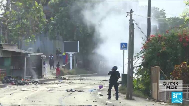 Mayotte : le quotidien de policiers confrontés à une violence hors norme