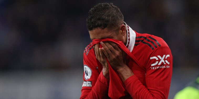 Raphaël Varane sort sur blessure et en larmes lors de Manchester United-Chelsea